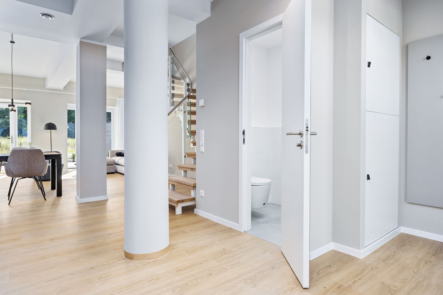 Strandresidenzen Binz-Prora Strandresidenzen Binz-Prora D0.6 Rügen - Wohn-Essbereich mit Treppenaufgang