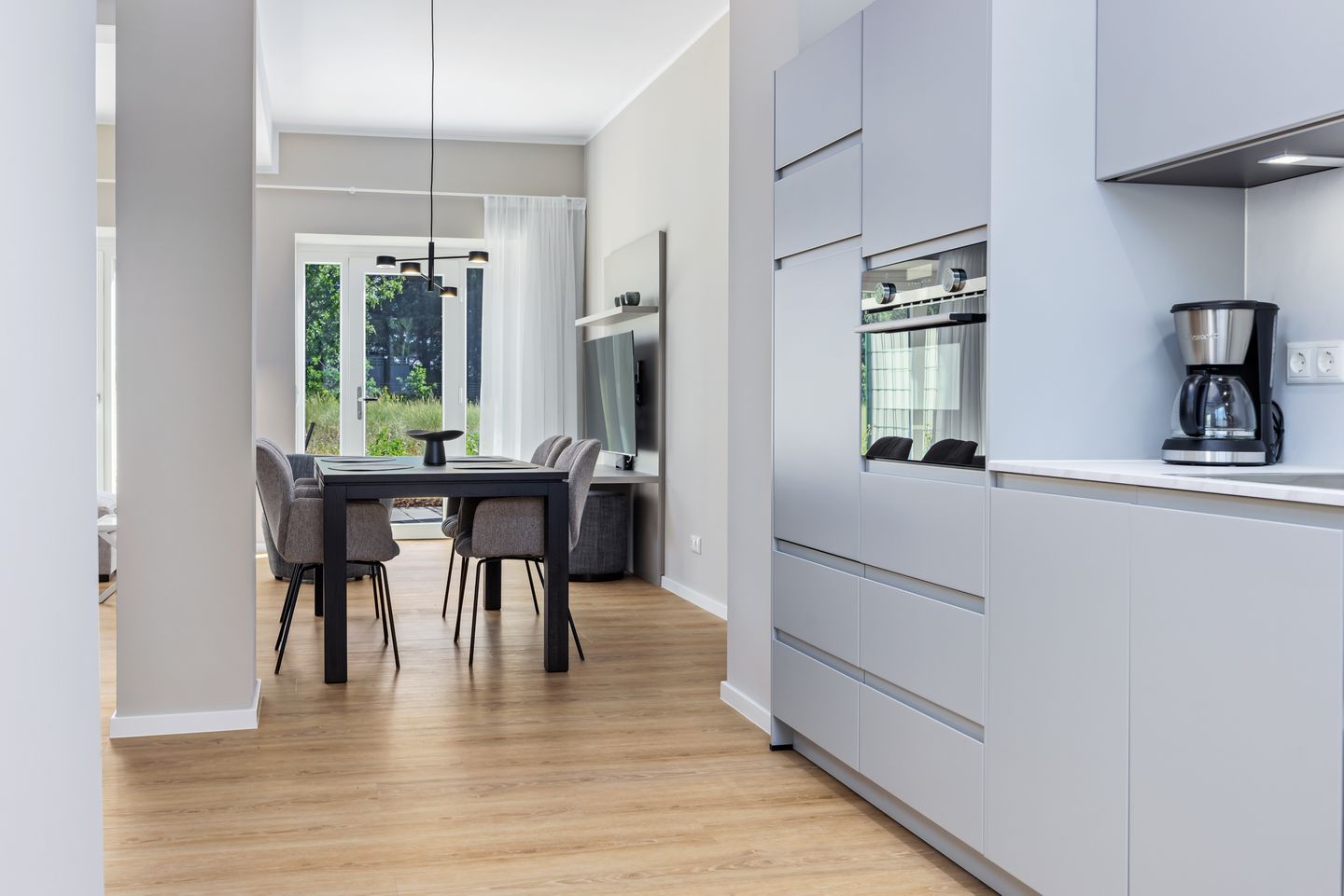 Strandresidenzen Binz-Prora Strandresidenzen Binz-Prora D0.7 Rügen - Wohn-Essbereich mit Küchenzeile