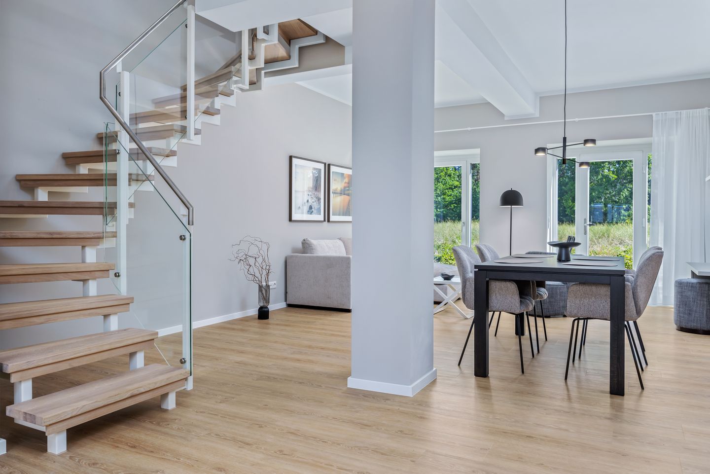 Strandresidenzen Binz-Prora Strandresidenzen Binz-Prora D0.7 Rügen - Wohn-Essbereich mit Esstisch und Sitzgelegenheit