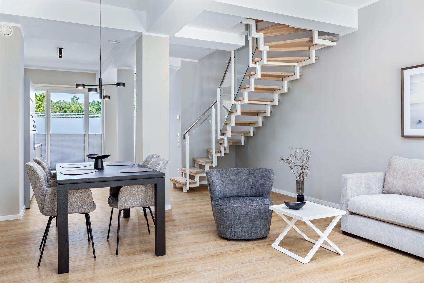 Strandresidenzen Binz-Prora Strandresidenzen Binz-Prora D0.7 Rügen - Wohn-Essbereich mit Esstisch und Sitzgelegenheit