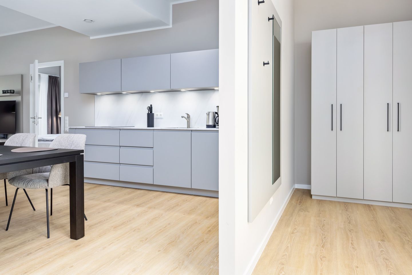 Strandresidenzen Binz-Prora Strandresidenzen Binz-Prora D0.3 Rügen - Wohn-Essbereich mit Küchenzeile und Blick zur Garderobe