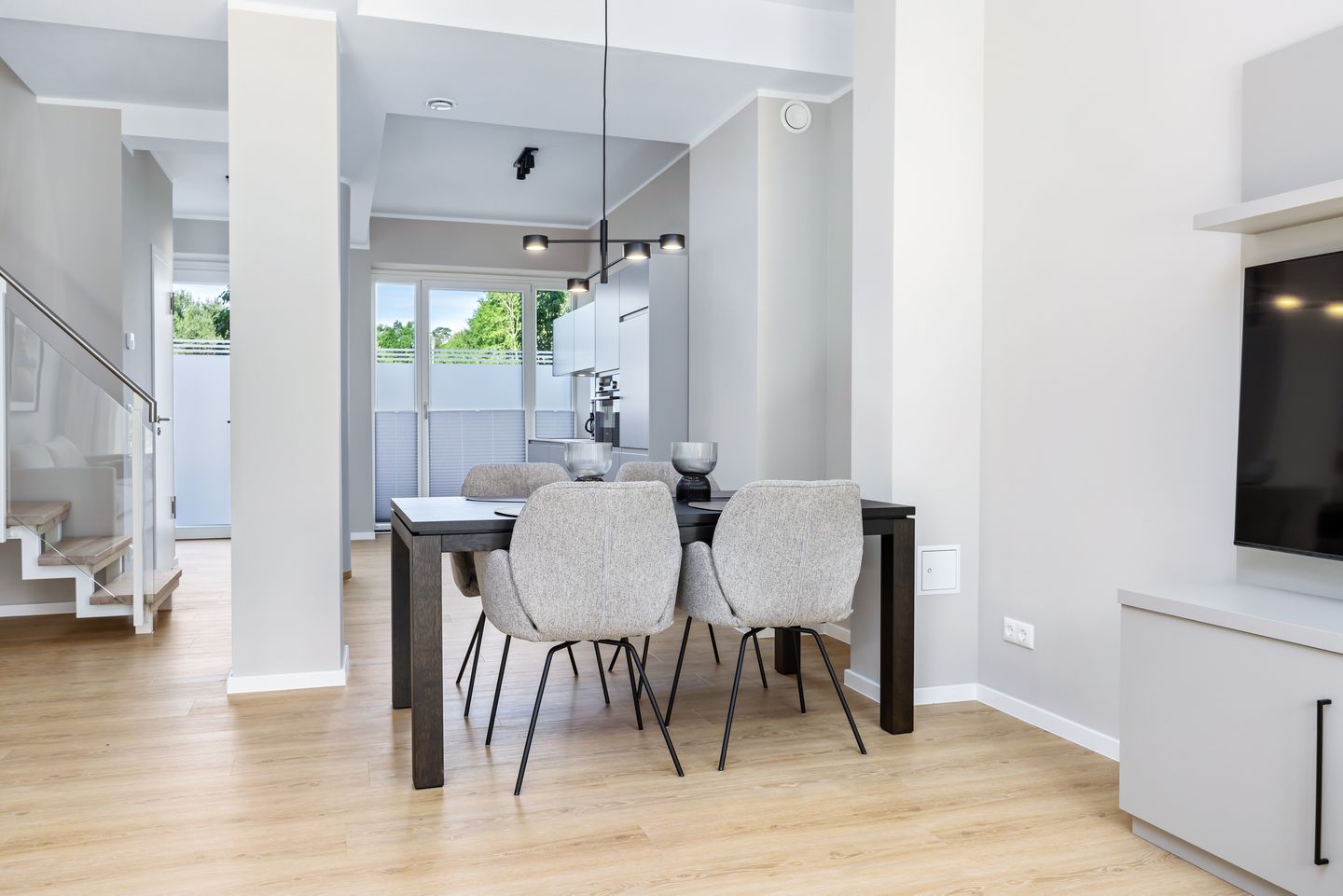 Strandresidenzen Binz-Prora Strandresidenzen Binz-Prora V0.1 Rügen - Wohn-Essbereich mit Esstisch und Sitzgelegenheit