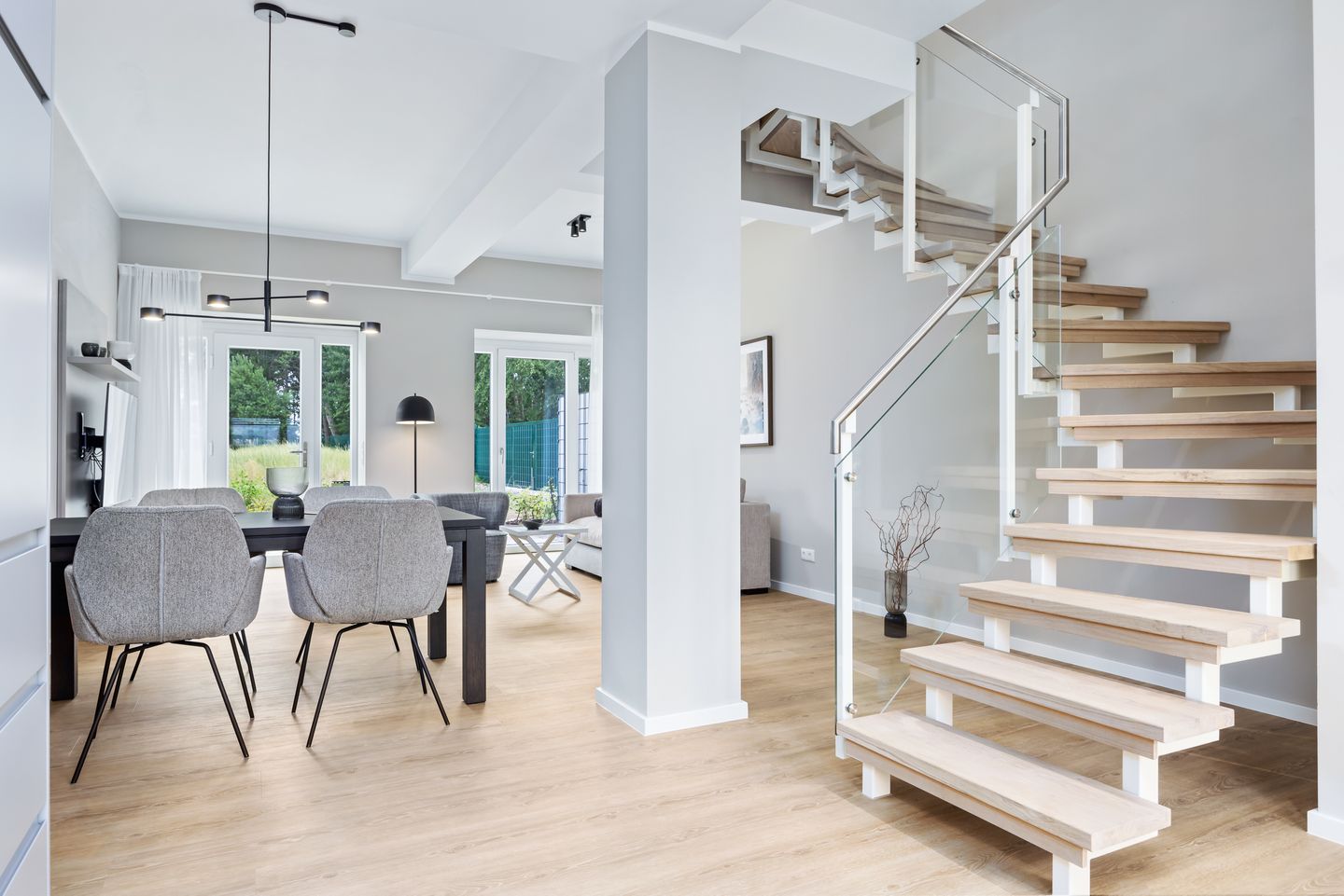 Strandresidenzen Binz-Prora Strandresidenzen Binz-Prora V0.3 Rügen - Wohn-Essbereich mit Esstisch und Sitzgelegenheit