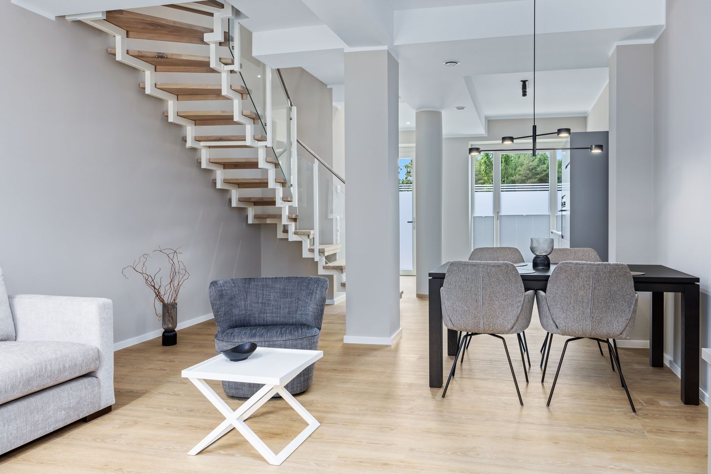 Strandresidenzen Binz-Prora Strandresidenzen Binz-Prora V0.3 Rügen - Wohn-Essbereich mit Esstisch und Sitzgelegenheit