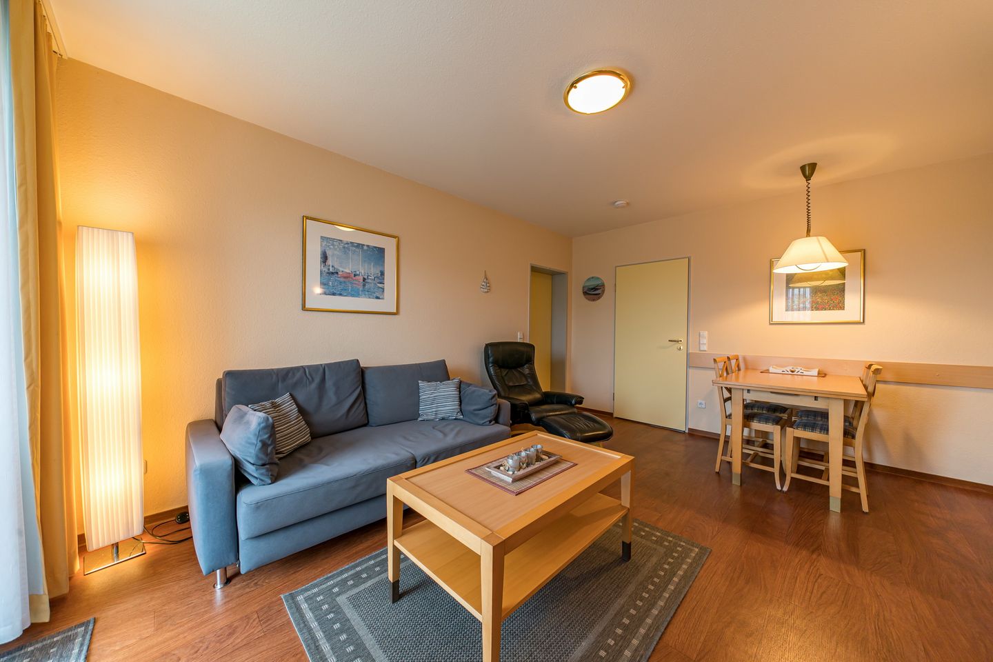 Hus Inselkieker Hus Inselkieker 108 Schillig - Wohn-Essbereich mit Schlafsofa und Esstisch