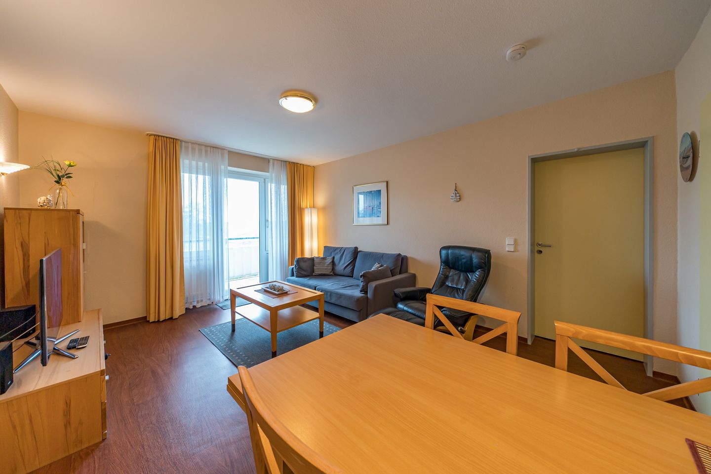 Hus Inselkieker Hus Inselkieker 108 Schillig - Wohn-Essbereich mit Schlaf-Couch und Esstisch