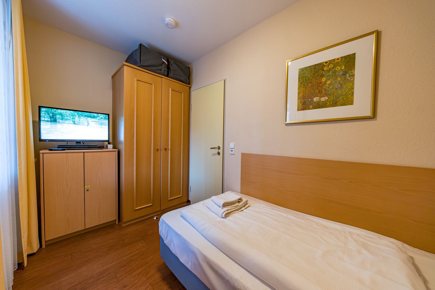 Hus Inselkieker Hus Inselkieker 108 Schillig - Schlafzimmer mit Kleiderschrank und TV