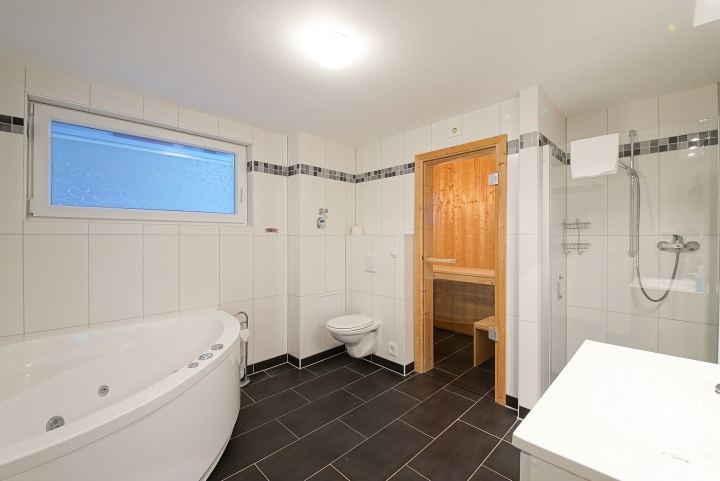 NordseeResort Friesland NordseeResort Friesland 51-1-S Schillig - Badezimmer mit Badewanne