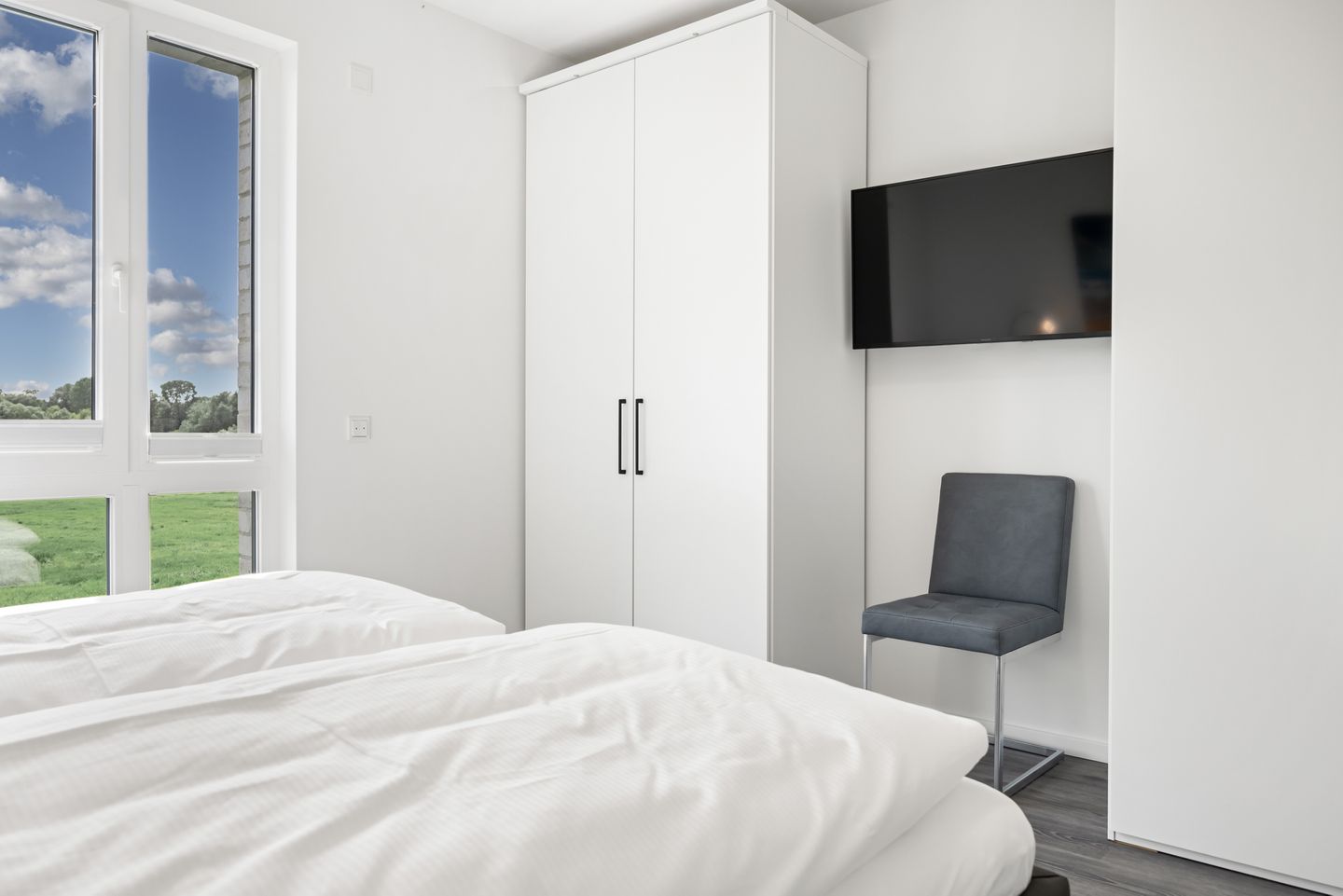 Weiße Villen Weiße Villen 2-16 Boltenhagen - Schlafzimmer mit Doppelbett, Kleiderschrank und Flatscreen TV