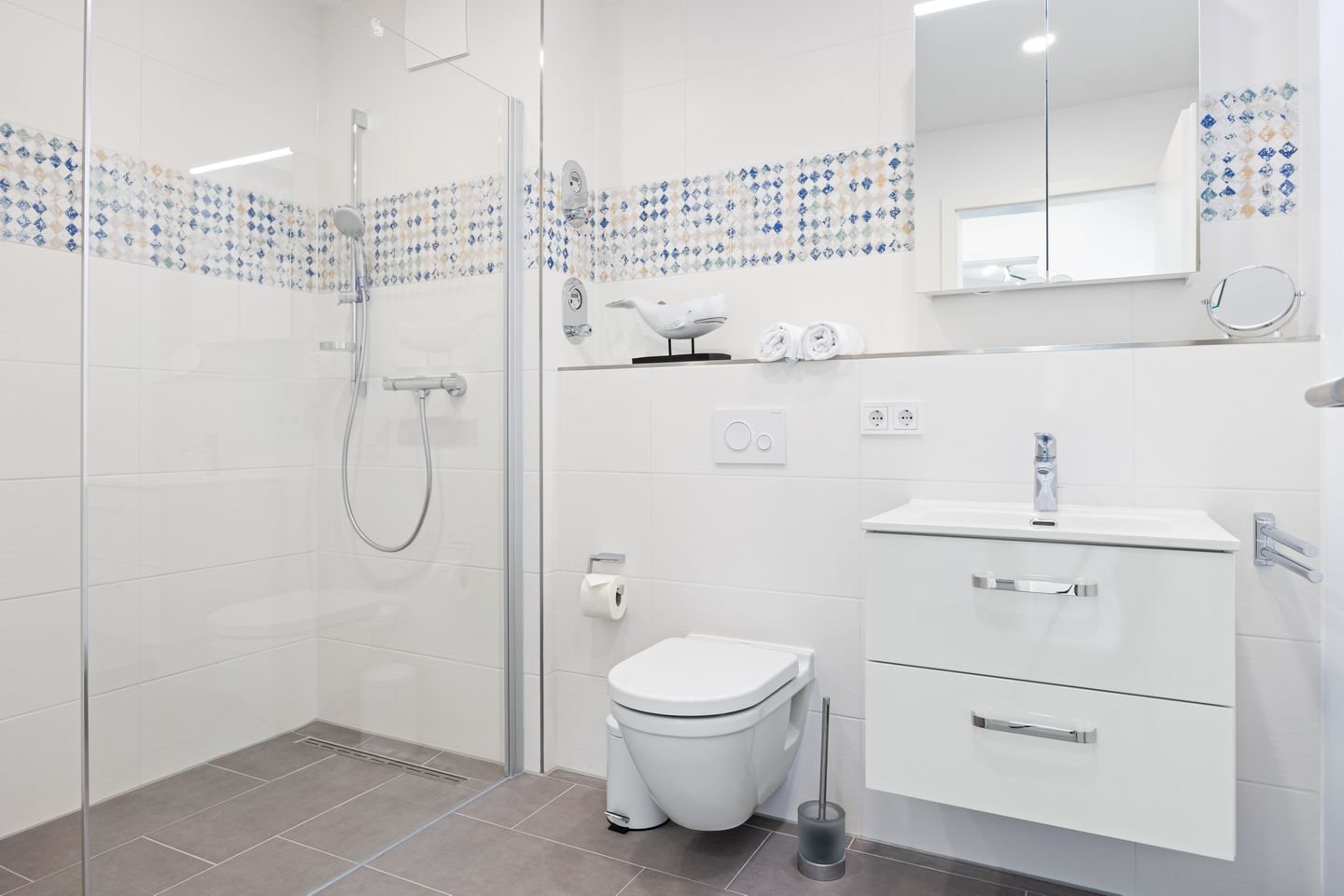 Weiße Villen Weiße Villen 2-16 Boltenhagen - Badezimmer mit Dusche, Waschtisch, WC und Spiegel