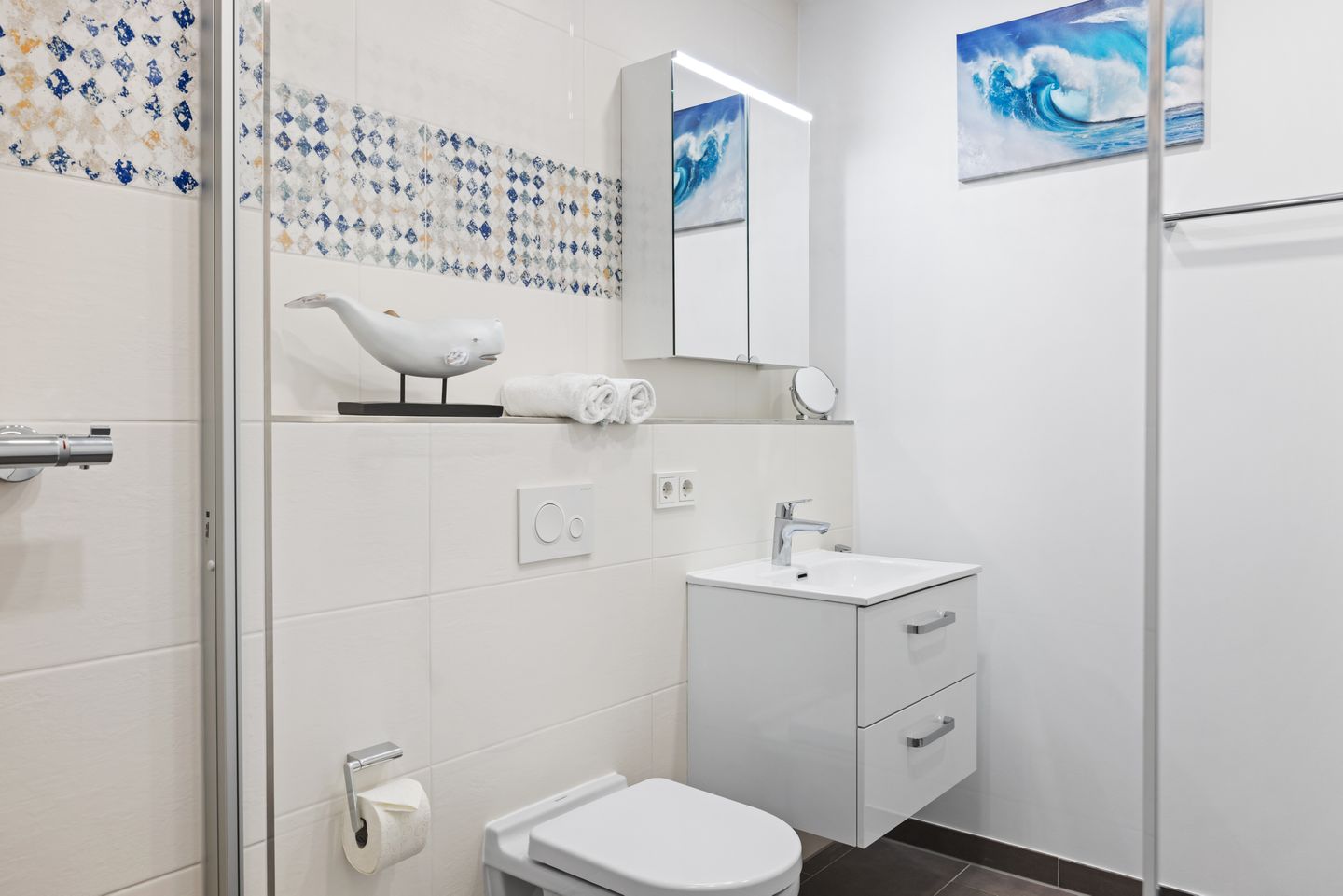 Weiße Villen Weiße Villen 2-16 Boltenhagen - Badezimmer mit Dusche, Waschtisch, WC und Spiegel