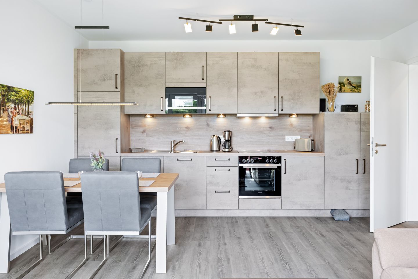 Weiße Villen Weiße Villen 2-16 Boltenhagen - Wohn-/Essbereich mit Esstisch und Küchenzeile