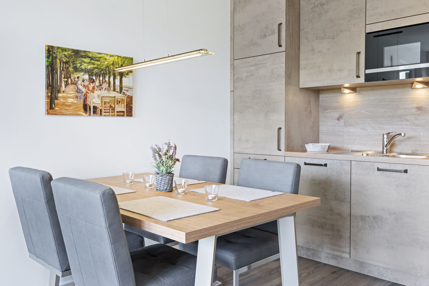 Weiße Villen Weiße Villen 2-16 Boltenhagen - Wohn-Essbereich mit Esstisch, Sitzgelegenheit und Küchenzeile