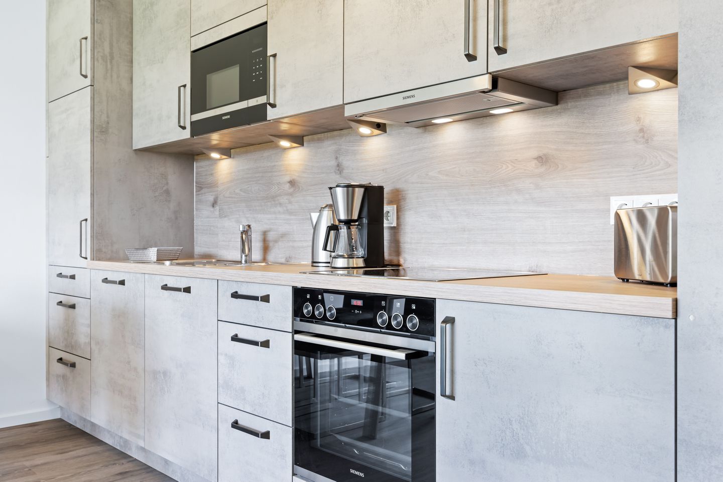 Weiße Villen Weiße Villen 2-16 Boltenhagen - Küchenzeile mit Backofen und Mikrowelle