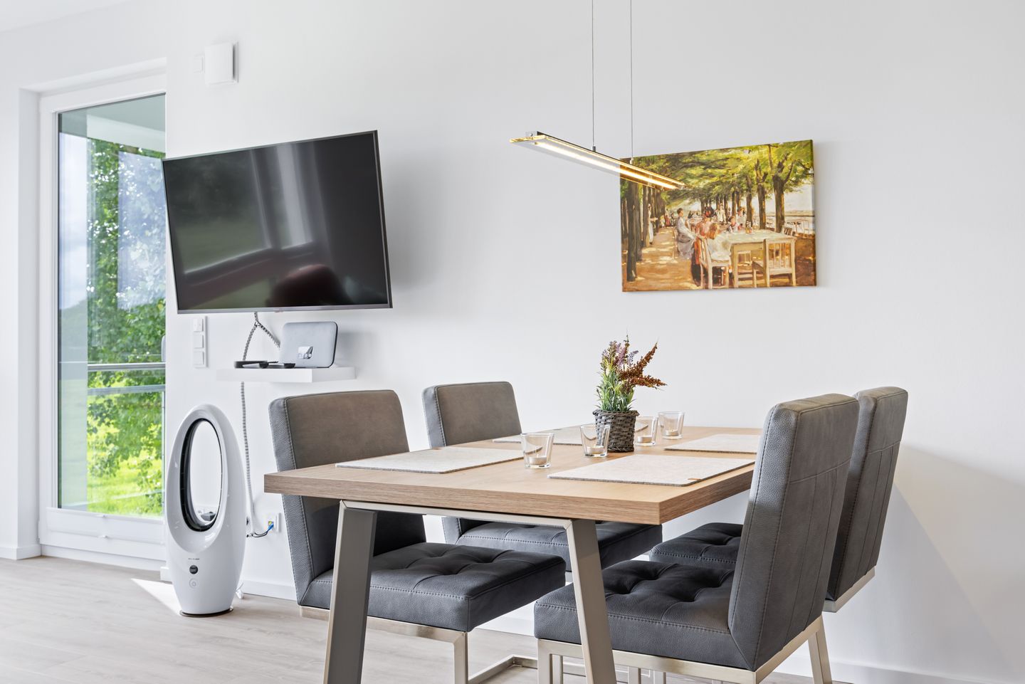 Weiße Villen Weiße Villen 2-16 Boltenhagen - Wohn-Essbereich mit Esstisch, Sitzgelegenheit und Flatscreen TV