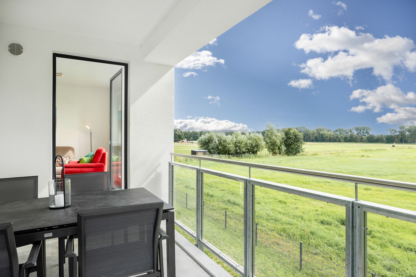 Weiße Villen Weiße Villen 2-16 Boltenhagen - Überdachter Balkon mit Sitzgelegenheit