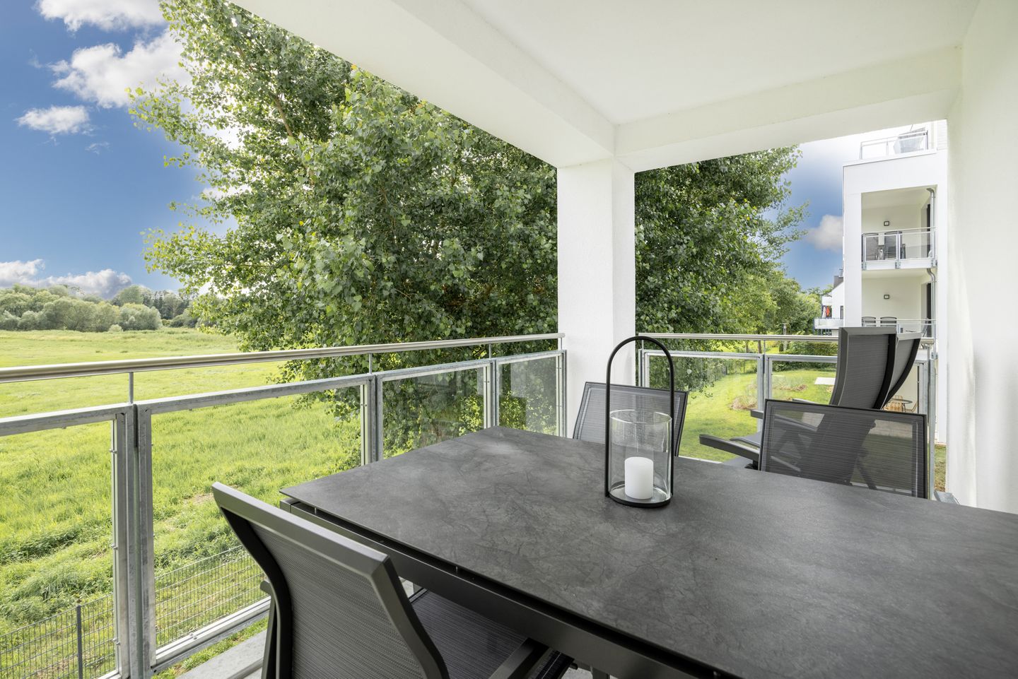 Weiße Villen Weiße Villen 2-16 Boltenhagen - Überdachter Balkon mit Sitzgelegenheit