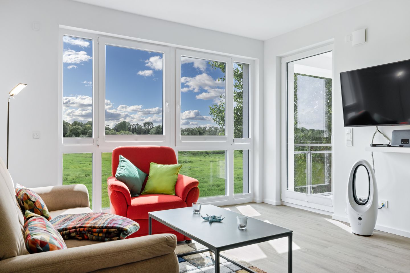 Weiße Villen Weiße Villen 2-16 Boltenhagen - Wohn-Essbereich mit Couch, Flatscreen-TV und Zugang zum Balkon