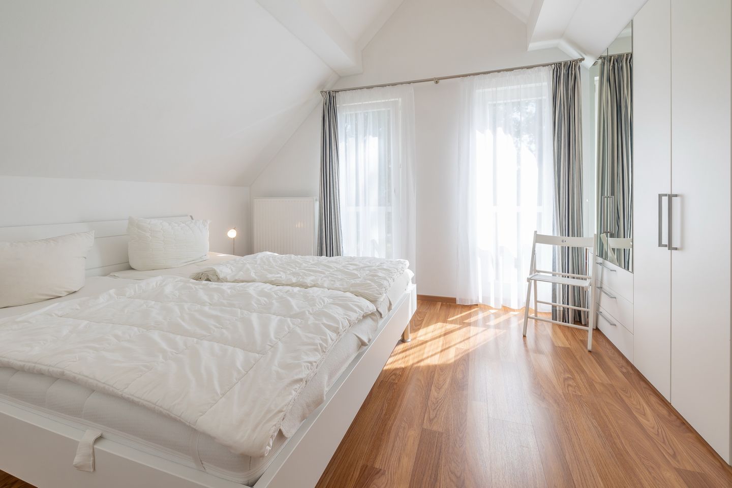 Ostseepark Rügen Ostseepark Rügen 25 Rügen - Schlafzimmer mit Doppelbett und Kleiderschrank