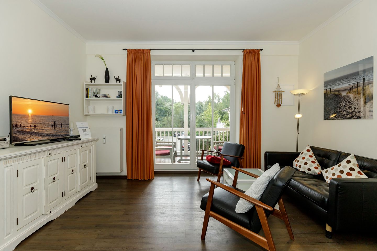 Dünenschloss Dünenschloss 1-17 Kühlungsborn - Wohn-Essbereich mit Couch und Flatscreen-TV