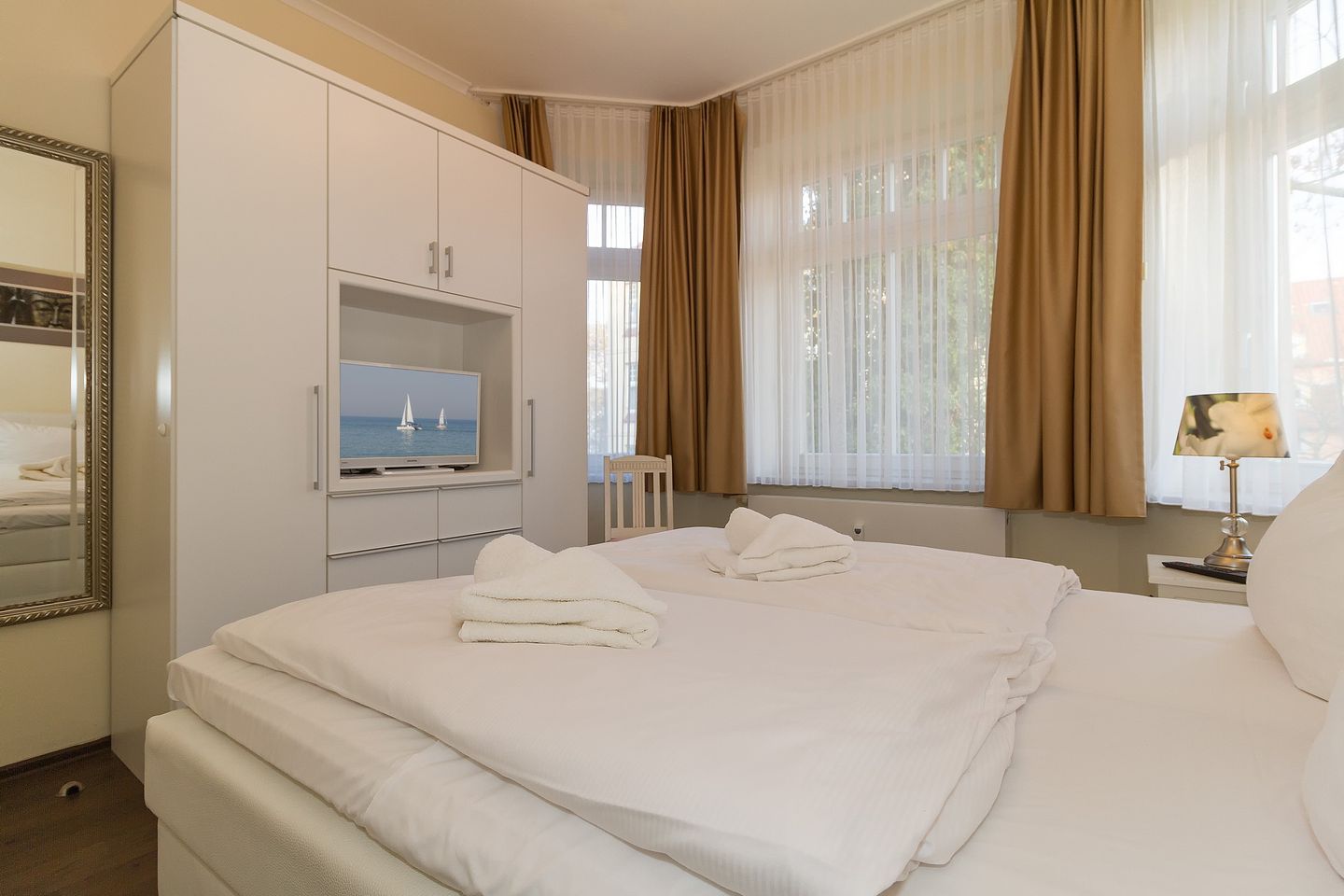 Dünenschloss Dünenschloss 1-17 Kühlungsborn - Schlafzimmer mit Doppelbett und Flatscreen TV - gbmv0-01 - Großenbrode