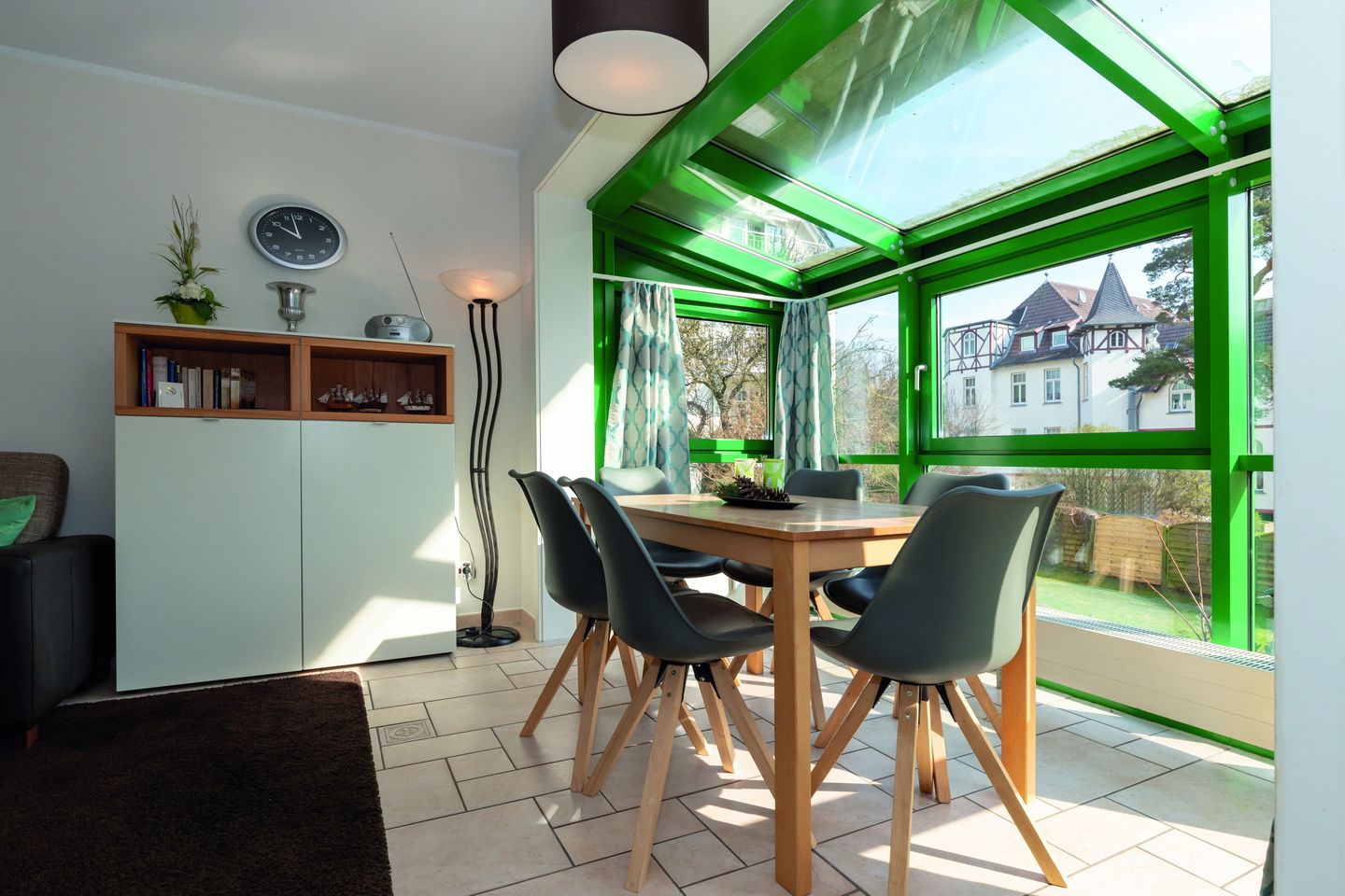 Ostseeallee 32b Ostseeallee 32b 1-1 Kühlungsborn - Wohn-Essbereich mit Esstisch, Sitzgelegenheit und Ausblick in den Garten