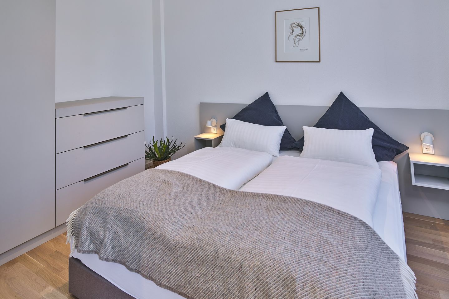 Lüttjeod Apartmentvilla Lüttjeod Apartmentvilla 01 Langeoog - Schlafzimmer mit Doppelbett und Kleiderschrank