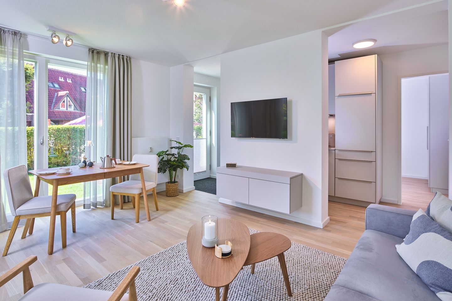 Lüttjeod Apartmentvilla Lüttjeod Apartmentvilla 04 Langeoog - Wohn-Essbereich mit Couch und Flatscreen-TV