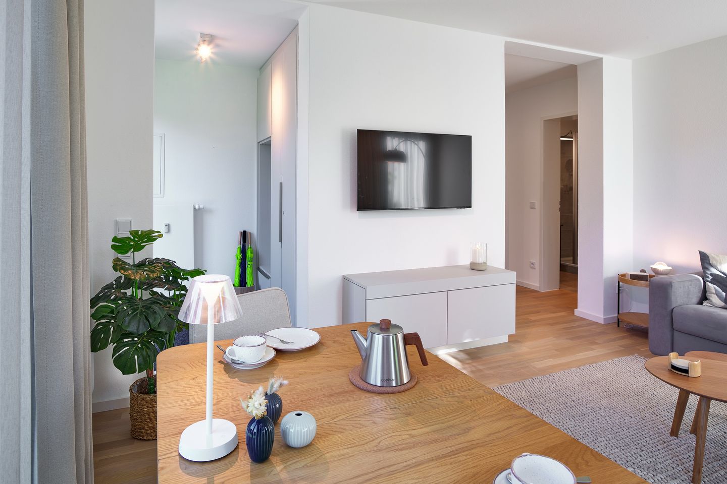 Lüttjeod Apartmentvilla Lüttjeod Apartmentvilla 04 Langeoog - Wohn-Essbereich mit Couch und Flatscreen-TV