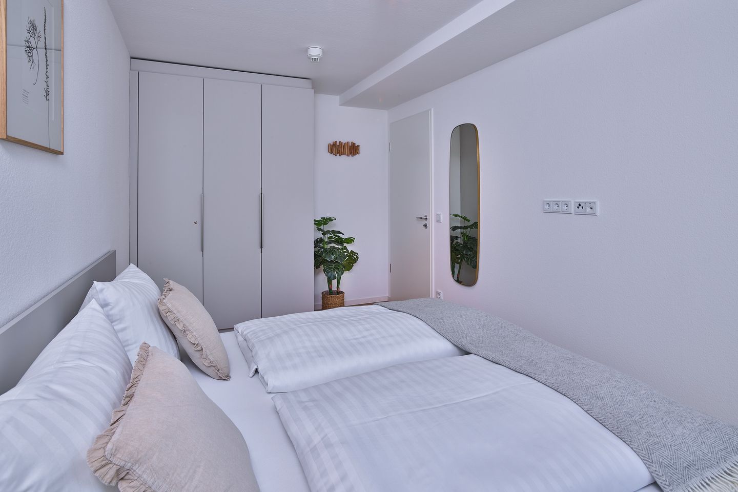 Lüttjeod Apartmentvilla Lüttjeod Apartmentvilla 04 Langeoog - Schlafzimmer mit Doppelbett und Kleiderschrank