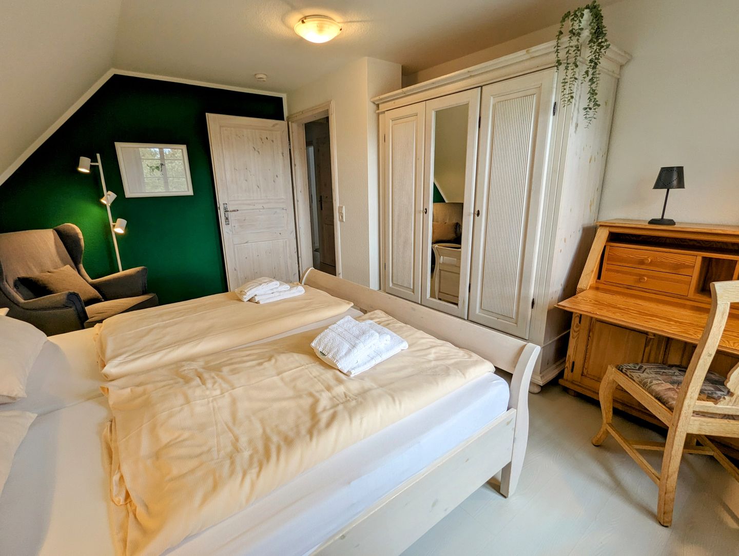  Ferienhaus Ellen, OG Whg.  - Schlafzimmer