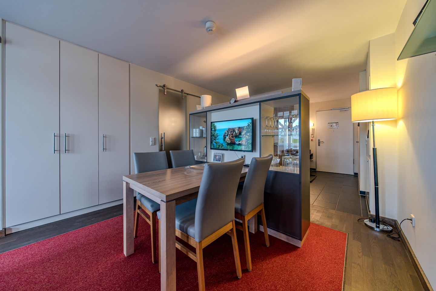 Resort Deichgraf Resort Deichgraf 27-08 Wremen - Wohn-Essbereich mit Esstisch, Sitzgelegenheit und Küchenzeile