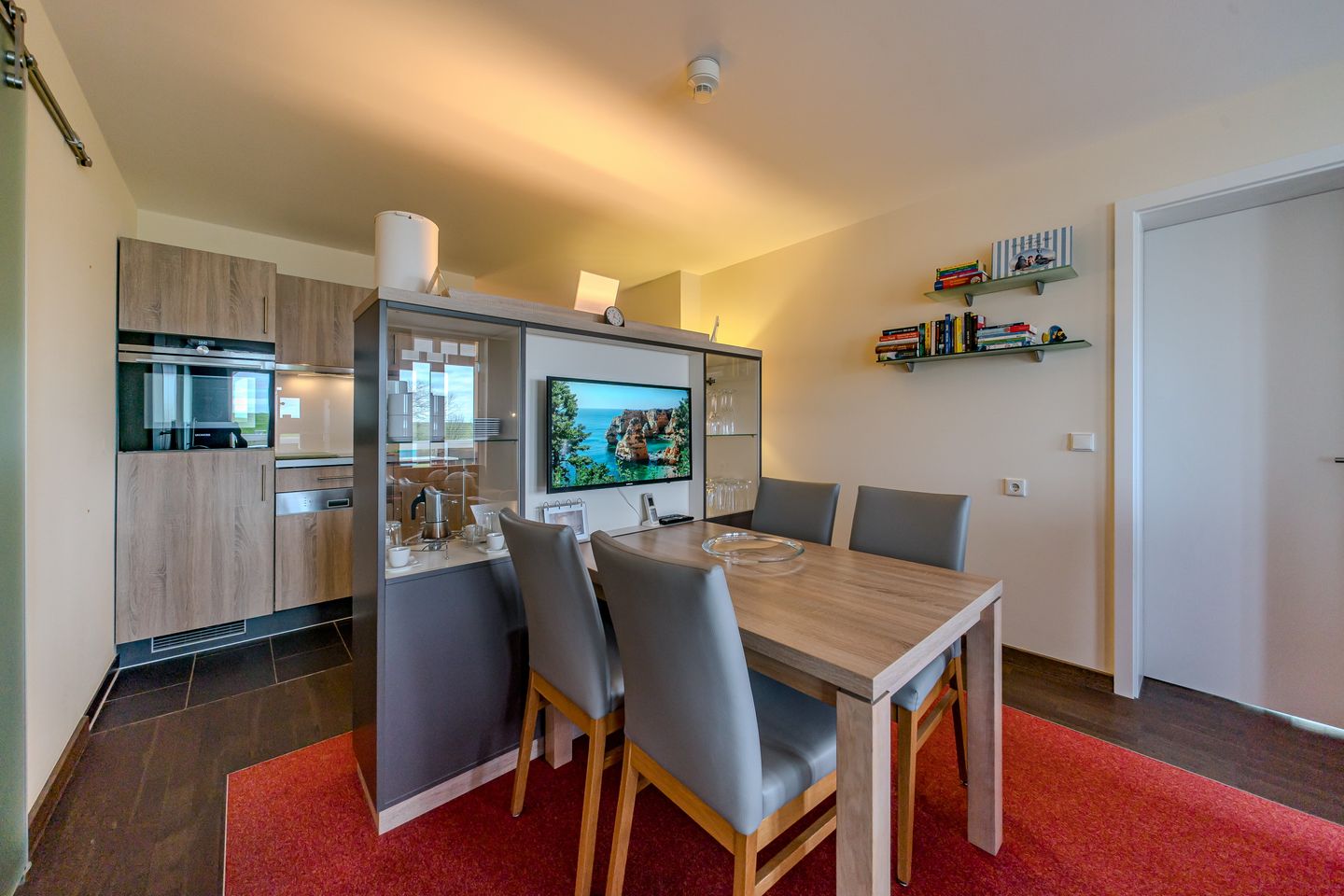 Resort Deichgraf Resort Deichgraf 27-08 Wremen - Wohn-Essbereich mit Esstisch, Sitzgelegenheit und Küchenzeile