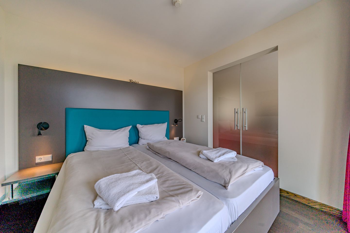 Resort Deichgraf Resort Deichgraf 27-08 Wremen - Schlafzimmer mit Doppelbett