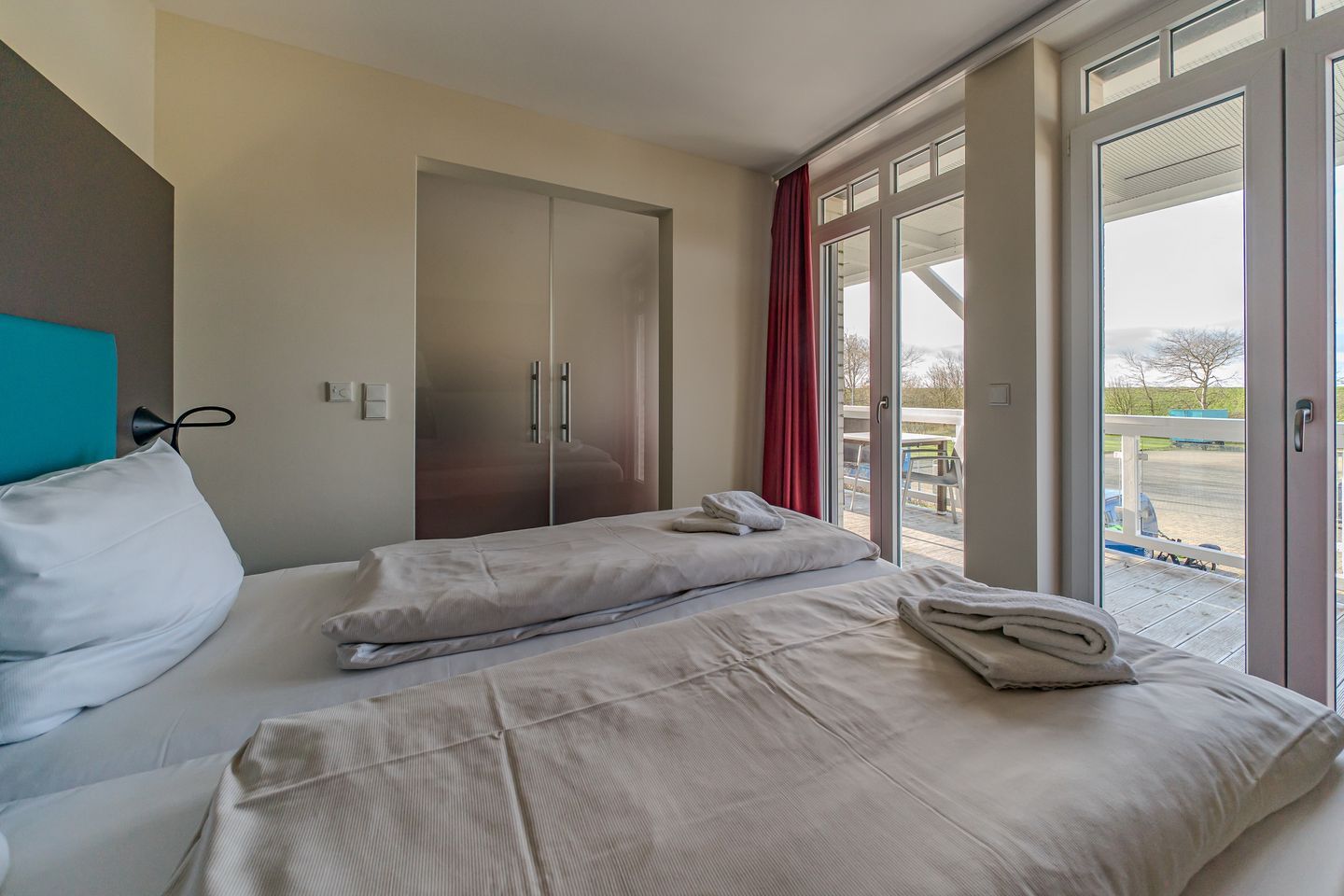 Resort Deichgraf Resort Deichgraf 27-08 Wremen - Schlafzimmer mit Doppelbett