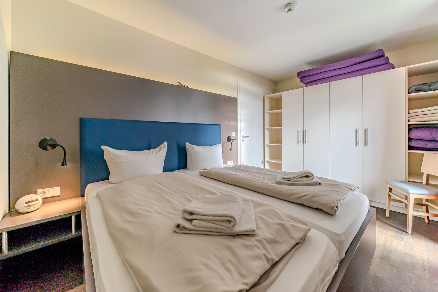 Resort Deichgraf Resort Deichgraf 27-08 Wremen - Schlafzimmer mit Doppelbett