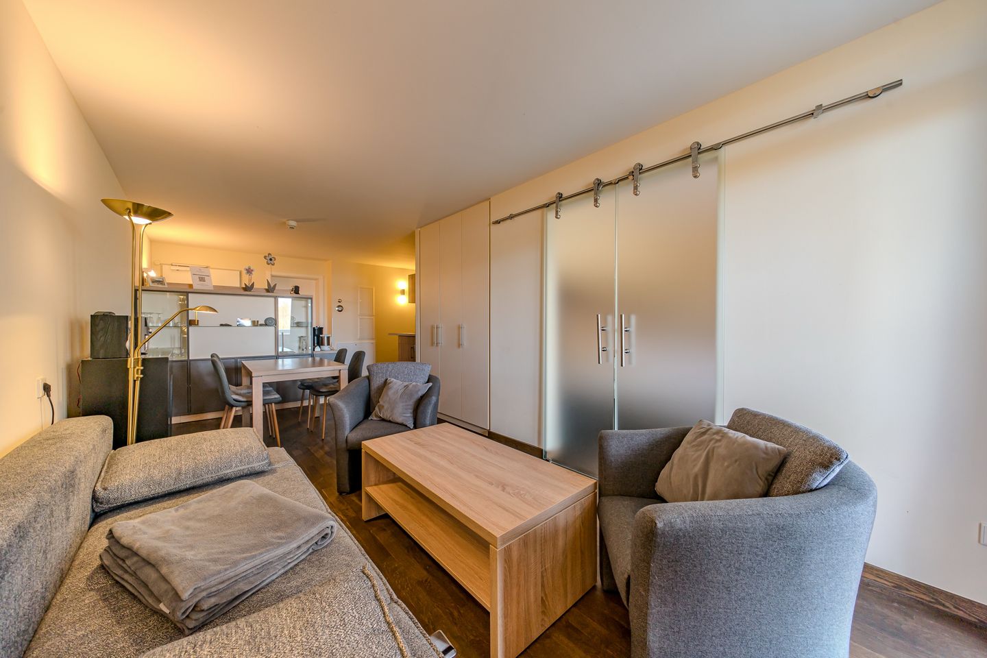 Resort Deichgraf Resort Deichgraf 27-09 Wremen - Wohn-Essbereich mit Couch