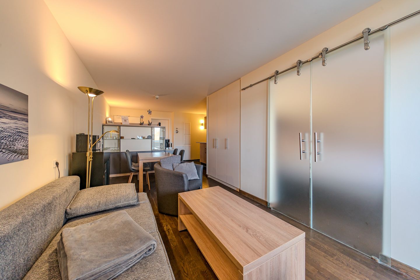 Resort Deichgraf Resort Deichgraf 27-09 Wremen - Wohn-Essbereich mit Couch