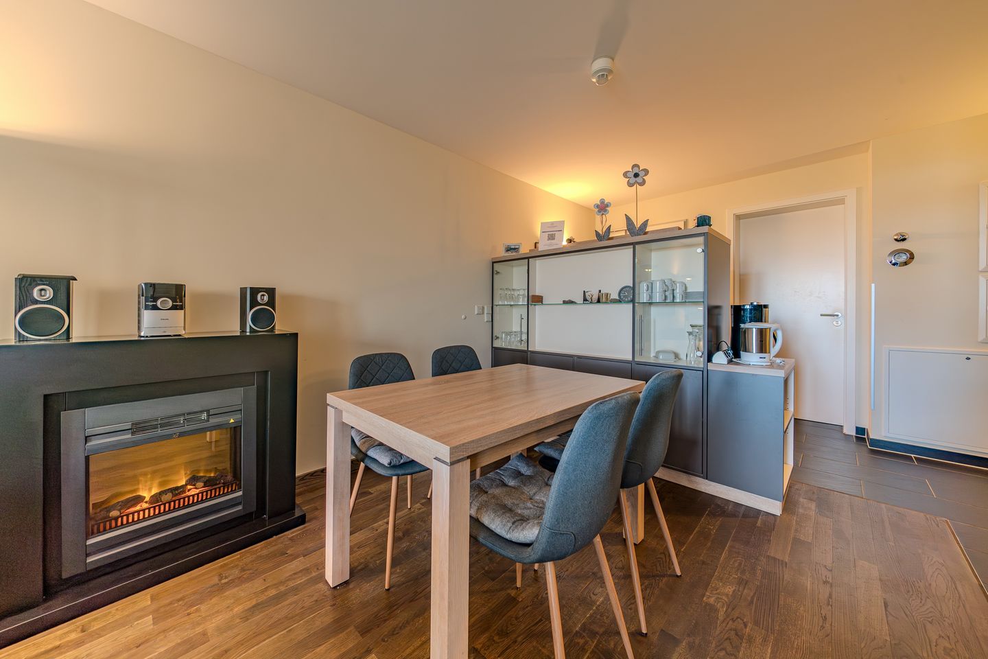 Resort Deichgraf Resort Deichgraf 27-09 Wremen - Wohn-Essbereich mit Couch