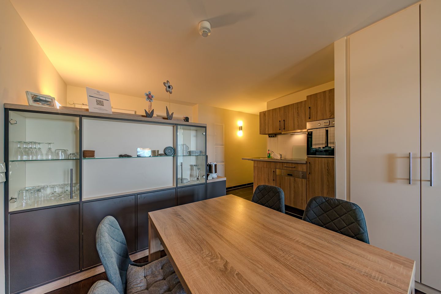 Resort Deichgraf Resort Deichgraf 27-09 Wremen - Wohn-Essbereich mit Couch