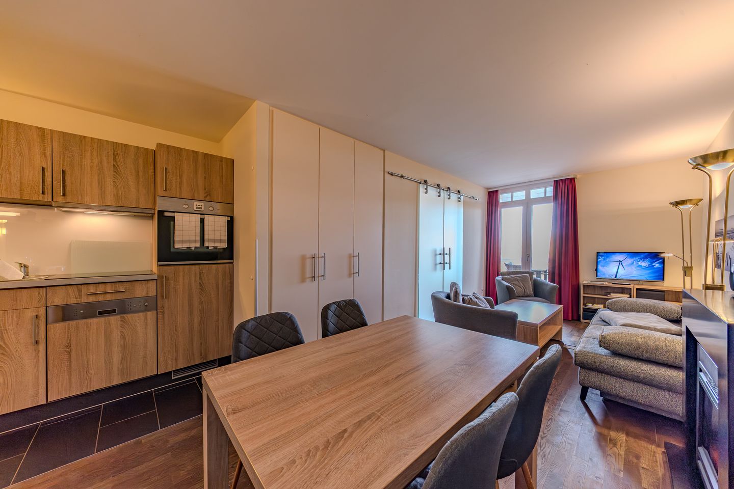 Resort Deichgraf Resort Deichgraf 27-09 Wremen - Wohn-Essbereich mit Couch