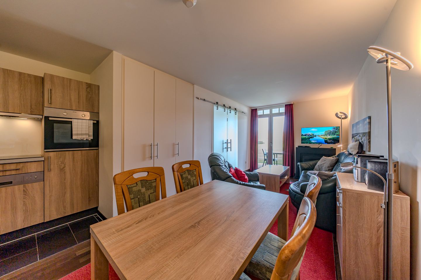 Resort Deichgraf Resort Deichgraf 31-01 Wremen - Wohn-Essbereich mit Couch und Esstisch