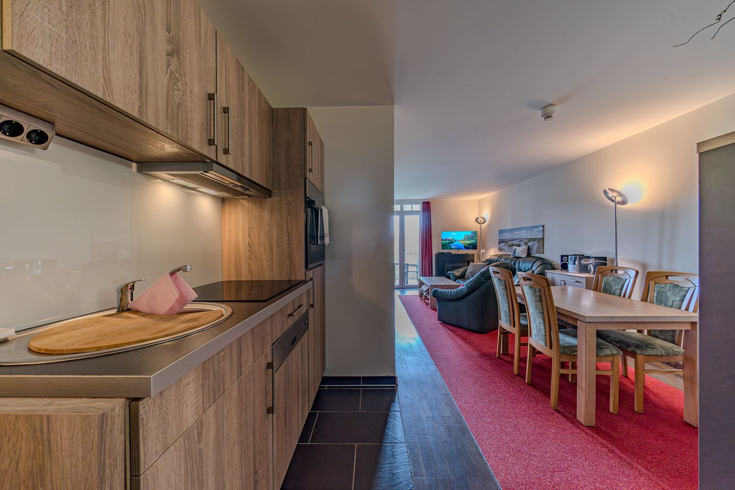 Resort Deichgraf Resort Deichgraf 31-01 Wremen - Wohn-Essbereich mit Couch und Esstisch