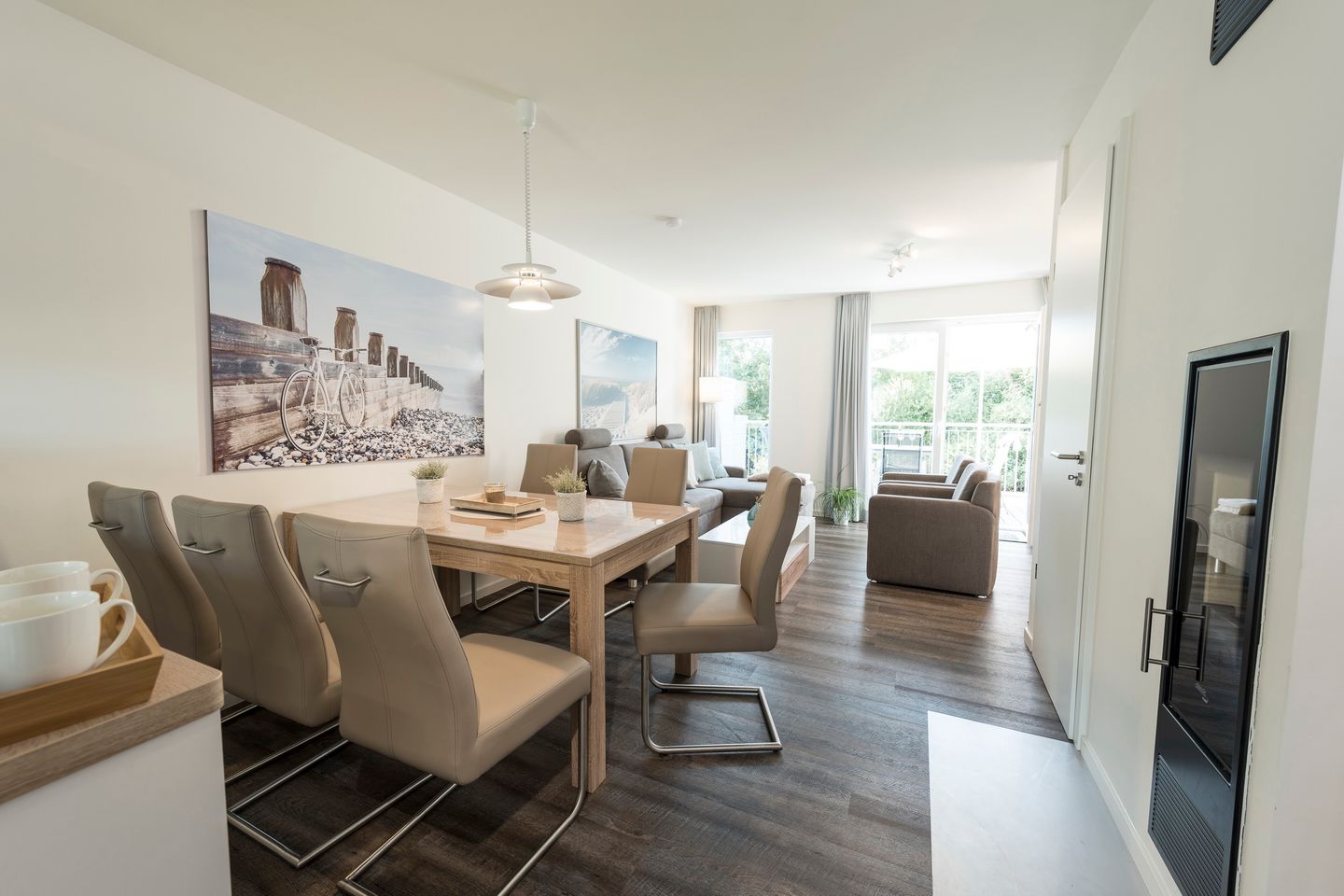 NordseeResort Friesland Ferienhäuser NordseeResort Friesland 38 Schillig - Wohn-Essbereich mit Esstisch und Sitzgelegenheit