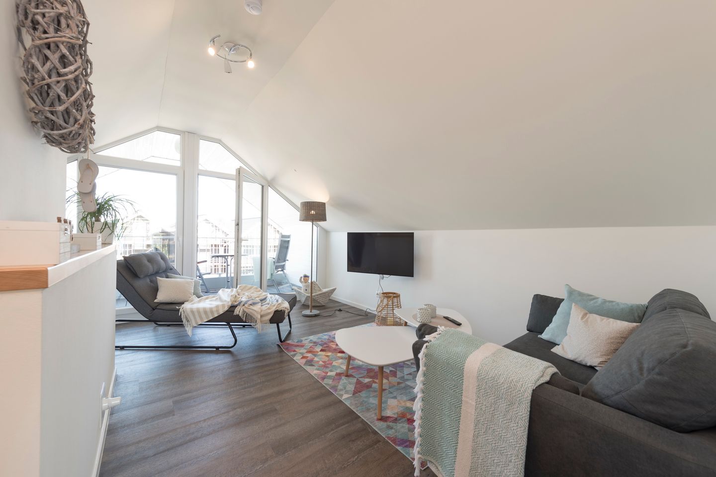 NordseeResort Friesland Ferienhäuser NordseeResort Friesland 38 Schillig - Wohnbereich mit Sitzgelegenheit und Flatscreen TV