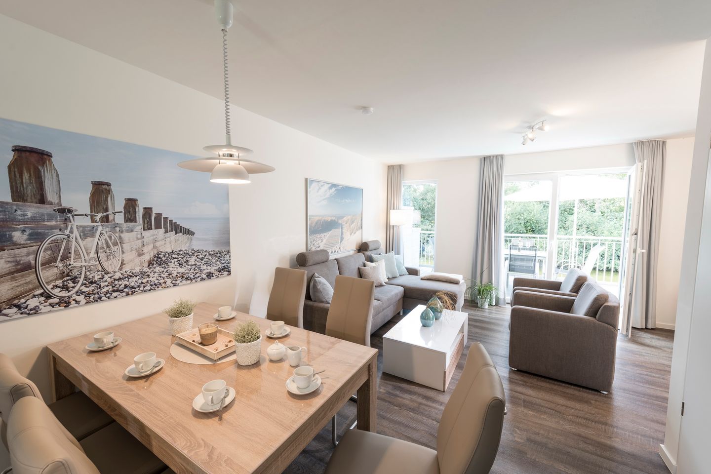 NordseeResort Friesland Ferienhäuser NordseeResort Friesland 38 Schillig - Wohn-Essbereich mit Esstisch und Sitzgelegenheit