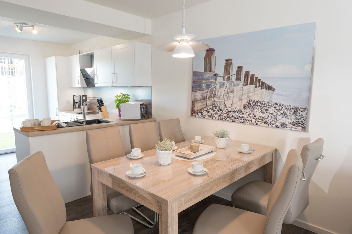 NordseeResort Friesland Ferienhäuser NordseeResort Friesland 38 Schillig - Wohn-Essbereich mit Esstisch und Sitzgelegenheit