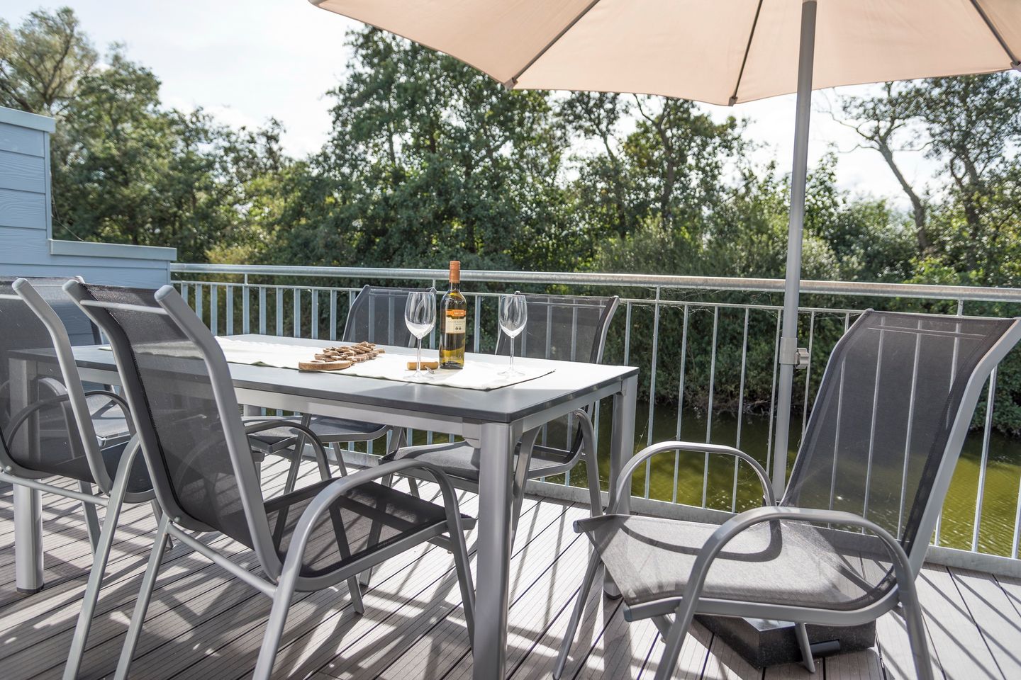 NordseeResort Friesland Ferienhäuser NordseeResort Friesland 38 Schillig - Balkon mit Gartenmöbeln am Wasser