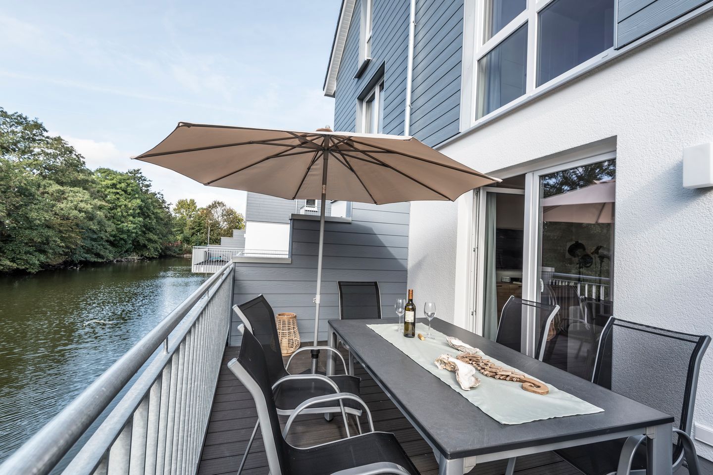 NordseeResort Friesland Ferienhäuser NordseeResort Friesland 38 Schillig - Balkon mit Gartenmöbeln