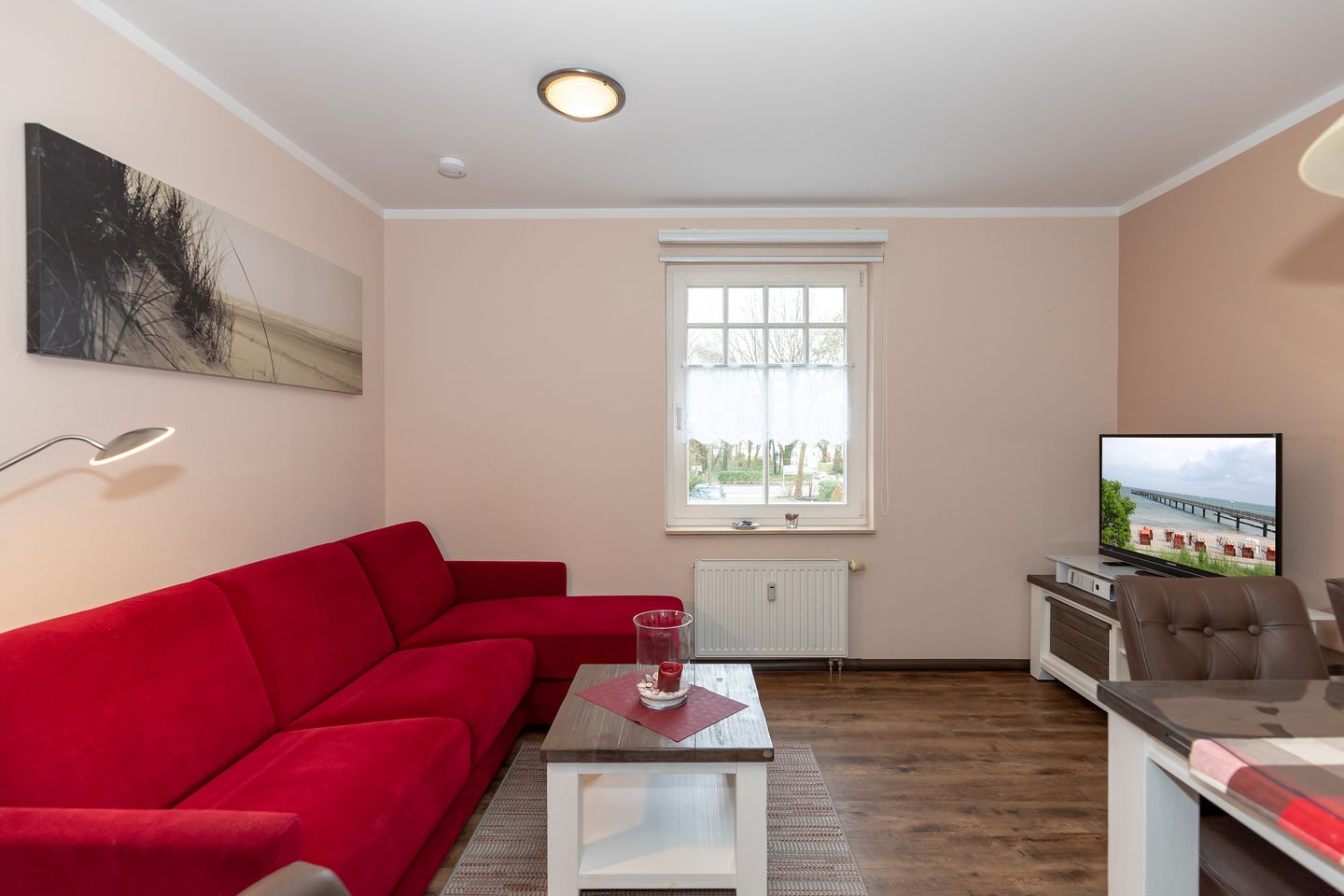 Ostseewelle Ostseewelle 14 Kühlungsborn - Wohn-Essbereich mit Couch und Flatscreen TV